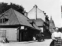 Södermannagatan norrut från Kocksgatan med Katarina kyrka i fonden. T.v. finns en speceriaffär vid Södermannagatan 10.