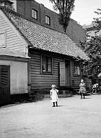 Två flickor på gården vid Östgötagatan 22 (nu 16).