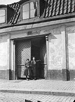 Två flickor står framför porten vid Tjärhovsgatan 7.