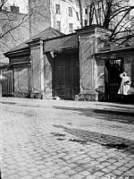 En flicka står vid portalen till Tjärhovsgatan 20, nuvarande 40.