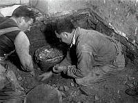 Byggnadsarbetarna Westerberg och Karlsson då de den 15 oktober 1937 hittar silverskatten,den så kallade Loheskatten, i Gamla stan.