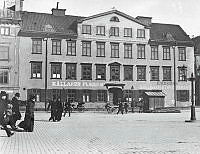 Källaren Flaggen vid Nybrohamnen 24 på 1890-talet. Då kvarteret Sjömannen. I dag år 2013 kvarteret Thalia vid Nybroplan.