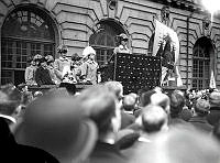 Kung Gustaf V håller sitt tal till bönderna på Kungliga Slottets Borggård under Bondetåget 1914.