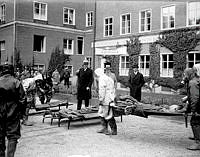 Sjukvårdsövning 1931. Prins Carl fanns med bland åskådarna.