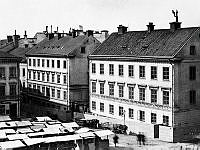 Östermalmstorg vid Nybrogatan 15 C och 15 D vid hörnet av Humlegårdsgatan (t.h.). På tomten där bostadshusen står byggdes Östermalms saluhall 1888. Nuvarande Nybrogatan 29-33.