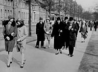 Folk promenerar i allén på Strandvägen. Klockhatt och kort kjol var mode 1928. T.h. f.d. stationsinspektor Oscar Sjödin med makan Hilda.