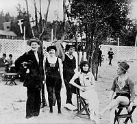 Människor på Hässelby strandbad, sommaren 1913.