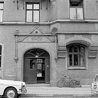Linnégatan 78.Parti av gatufasad och portal.