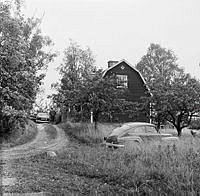 Granhultsvägen 25, Stä 3893 från nordväst. Mindre hus av trä.
