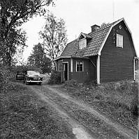 Granhultsvägen 25, Stä 3893 från norr. Exteriör av mindre hus av trä.