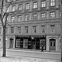 Gatufasad till huset Karlavägen 42. Ahlqvists Konditori är inrymt i huset.