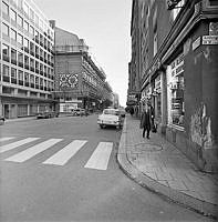 Storgatan sedd österut från Artillerigatan. I bakgrunden t.v. Storgatan 17 och 19 inför rivning.