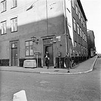 Skeppargatan 34, byggnad A, vid hörnet av Storgatan 23. Östermalms polisstation.