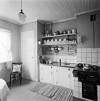 Interiör av kök i provisorisk bostadslänga. Vanadislunden.