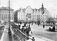 Västra Slussgatan 1904-05, kvarteret Achilles i bakgrunden.