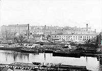 Rörstrands fabriker vid Rörstrandssjön (nuv. Karlbergssjön) sett från Kungsholmen. Båtar i förgrunden. (Dåvarande kv. Porslinsbruket, nuv. kv. Stengodset).