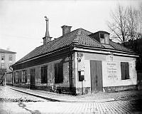 Bondegatan 2, (f.d kv Beijers Trädgård) (revs 1903). Bondegatan österut från Götgatan (t.h.). Nuvarande hörnet av Bondegatan, Götgatan och Katarina Bangata.