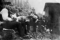 Under första världskrigets nödår födde man upp grisar på stadens renhållningsstationer. Första från vänster tillsyningsman Jonsson, tredje från vänster tillsyningsman Thunberg