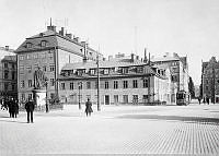 Bergenstralska huset, Munkbron 1 och Gustav Vasas staty på Riddarhustorget. Lilla Nygatan till höger.