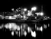 Hammarby sjö och Kooperativa förbundets glödlampsfabrik, Luma,  i kvällsbelysning.