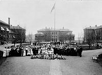 Gruppbild, personal och barn på Allmänna Barnhuset, Norrtullsgatan 14. (Norrtulls sjukhus från 1932).