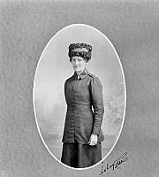 Porträtt av Emilia Gustafsson i Frälsningsarméns uniform.