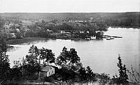Utsikt från Lugnet åt sydost mot Fannyudde i Nacka. I fonden Sicklasjön. Sjön har sänkts i samband med kanalbygget Hammarbyleden på 1920-talet. Denna del av Hammarby sjö är i dag land.