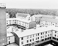 Nybyggda flerbostadshus i Hässelby gård. I förgrunden kollektivbostadshus.
