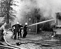 Släckning av branden på Lilla Hasselbacken på Djurgården den 28 juni 1960.