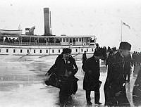 Skärgårdsbåten Waxholm I. Passagerare på isen.