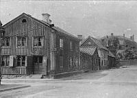 Hörnet av Timmermansgatan och Högbergsgatan, med äldre trähusbebyggelse.