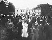 Folksamling vid Rosendals slott med anledning av Unionskrisen 1905.