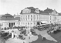 Centralstationens byggnad sedd från Vasagatan. Parkerade bilar på Centralplan.