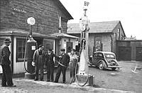 BP:s bensinpumpar, Högalidsgatan 37. Personal: från v. garagevakten K. Ringkvist, extra garagevakten Agne Söderberg, garageföreståndaren Otto Söderberg och garagevakten F. Nygren.