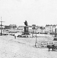 Vy mot Blasieholmen från Skeppsbron. I mitten på bilden Gustav III:s staty.