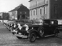 Bilar från Freys Hyrverk parkerade i Diplomatstaden. Bilar av det amerikanska märket Packard.
