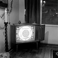 TV som visar testbild, interiör av vardagsrum. Hemma hos fotografens syster, Ingrid Risberg.