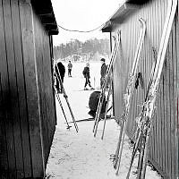Barn på skidor nedanför skidbacke i Hemskogen.