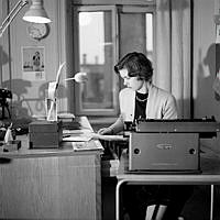 Kvinna vid skrivmaskin på Bonniers förlag, Sveavägen 56.