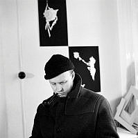 Konstnären Torsten Renqvist på besök hos Bonniers förlag, Sveavägen 56.