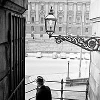 Vägglykta i trappan mellan Högvaktsterrassen och Mynttorget. I bakgrunden Riksdagshuset.