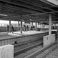 Väntande resenärer på Gamla Stans tunnelbaneperrong.