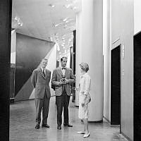 Självporträtt av Herbert Lindgren med två ytterligare personer. Spegelfotografi från första hötorgshusets vestibul.