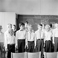 Barn sjunger vid skolavslutningen. Enskedefältets skola, lågstadiet.