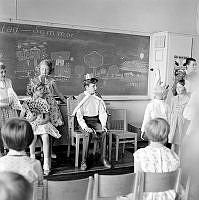 Skolavslutning. Barn uppträder i klassrummet. Enskedefältets skola.