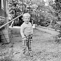 Liten pojke på gräsmatta. (Bo Setterlinds son). Ekegården, Strängnäs.