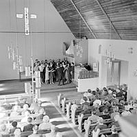 Körsång i kyrkolokal för sittande församling. Missionskyrkan i Enskede.