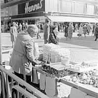 Ägg -  och grönsaksförsäljare på Hötorget.
