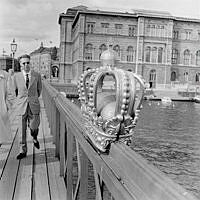 Nationalmuseum sett från Skeppsholmsbron. I förgrunden broräcket med förgylld kunglig krona.