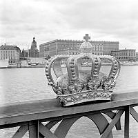 Krona på Skeppsholmsbrons räcke. Vy mot Kungliga slottet.